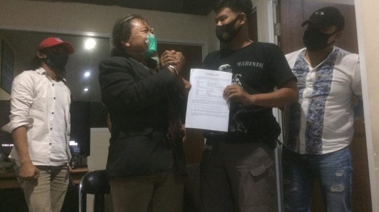 Kedua belah pihak antara wartawan Bekasi dengan Suky sipen LMJ TNI AL telah 'Islah'