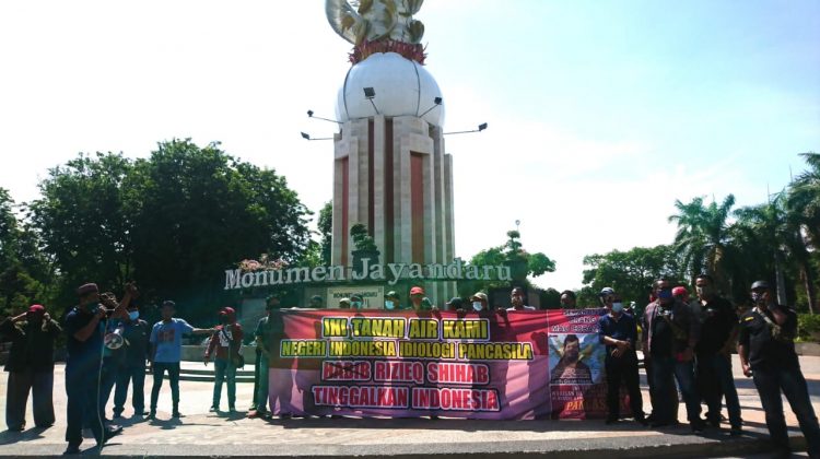Aksi menolak kedatangan Habib Rizieq di depan Monumen Jayandaru Sidoarjo