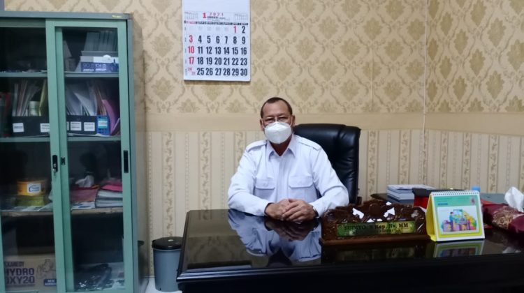 Sudiyo Kepala Dinas Kesehatan Kabupaten Bangkalan, Provinsi Jawa Timur di meja kerjanya. (Foto : klikku.net / Anam)