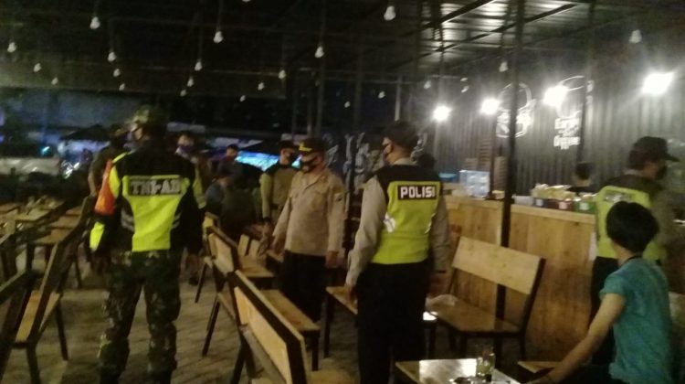 Petugas gabungan saat melakukan razia di cafe yang masih nakal nekad buka. (Foto : dok ist / klikku.net )