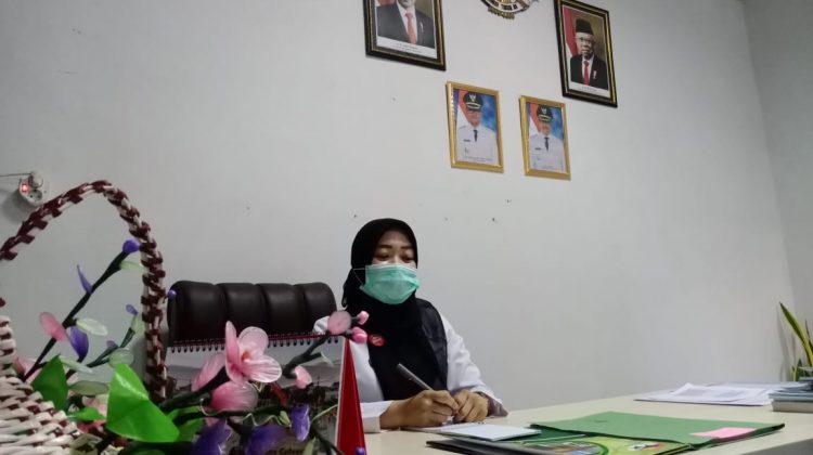 Dewi Ega S.A.P., M.M Kepala Bidang Pembinaan SD Disdik Bangkalan di Meja Kerjanya. (Foto: Anam/klikku.net)