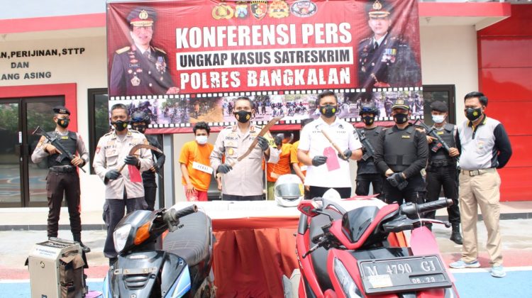 Konferensi pers Polres Bangkalan ungkap delapan kasus dengan mengamankan tujuh tersangka minggu awal Januari 2021. (Foto : Humas Polres Bangkalan)
