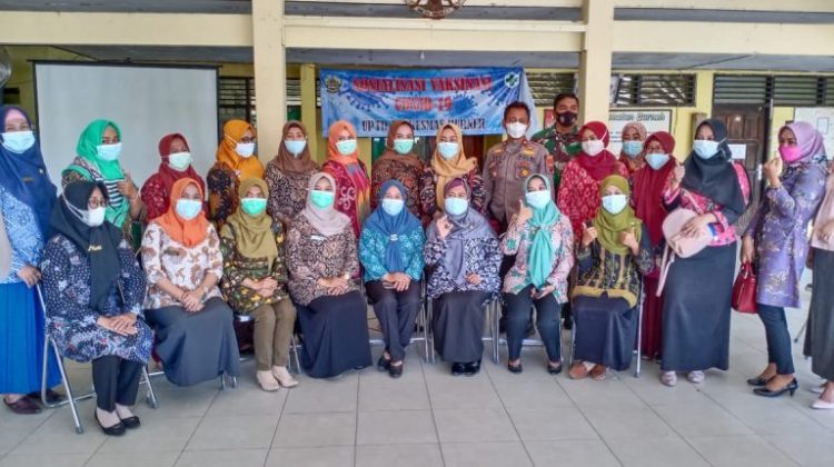 Handayani bersama muspika saat agenda sosialisasi vaksin covid-19. (Foto : klikku.net / ist)