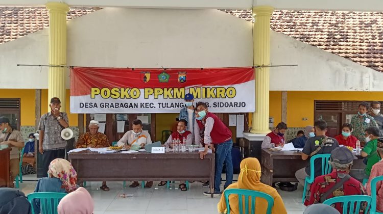 Situasi penyerahan sertifikat PTSL pada warga. (Foto : klikku.net / ist)