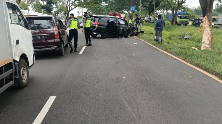 Personel polres Bangkalan amankan lokasi laka. (Foto : klikku.net / ist)