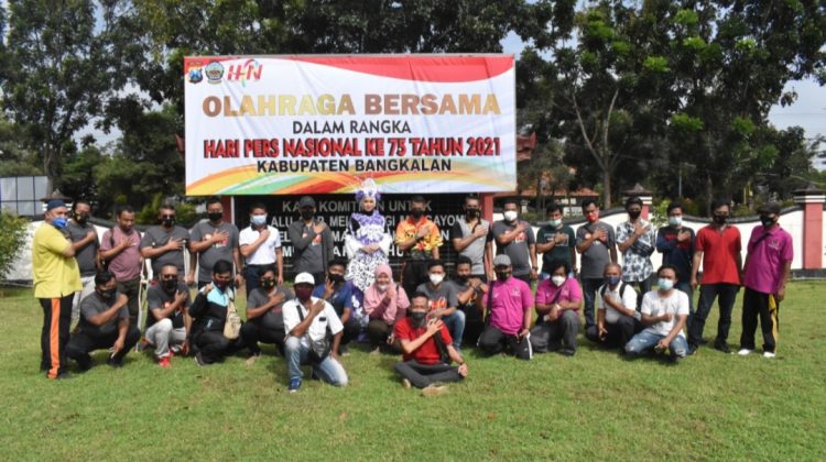 Puluhan awak media bersama forkopimda Bangkalan. (Foto : klikku.net / Anam)