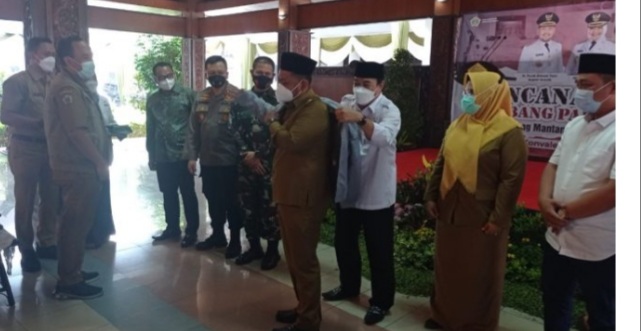 Bupati Gus Yani saat mengenakan jaket dari Ketua PMI Gresik setelah meresmikan gerakan donor plasma konvalesen. (Foto : klikku.net / ist)