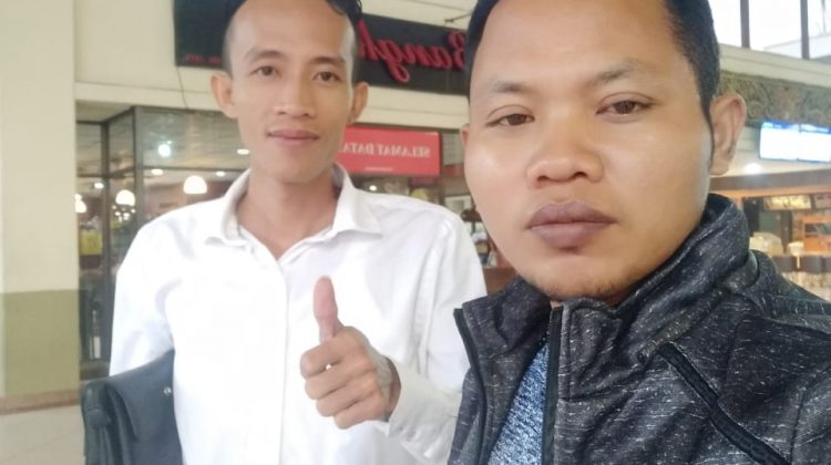 Kiri Syaiful Anam Ketua Pejalan bersama Moh. Hosen Ketua Kaki Bangkalan. (Foto: klikku.net / ist)