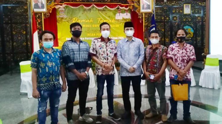 Dua dari kiri Syaiful Anam Ketua Pejalan bersama R. Abd Latif Amin Imron saat momen peringatan HPN di Pendopo Agung bupati setempat. ( Foto : klikku.net / ist)