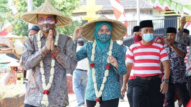 Kiri, R. Abdul Latif Amin Imron Bupati Bangkalan saat agenda launching eduwisata bang jani di Desa Langkap, Kecamatan Burneh pada Senin (12/04).