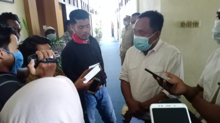 Abdurrahman Tohir tim kuasa hukum pihak bacalon Pilkades Perreng Kecamatan Burneh. (Foto : klikku.net / Anam)