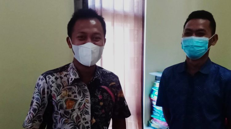 Kiri, Handiyansah Kepala Bidang Pemberdayaan Masyarakat Desa bersama Arlian Tri Haekal Seksi Perencanaan Pembangunan dan Keuangan Desa DPMD Bangkalan.

(Foto : klikku.net / Anam dok)