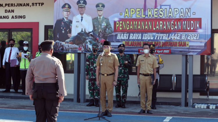 R. Abd Latif Amin Imron Bupati Bangkalan memimpin apel. (Foto : klikku.net / Anam)