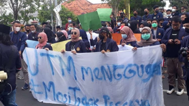 Suarakan keamanan lingkungan Kampus UTM mahasiswa demo Mapolres Bangkalan. (Foto : klikku.net / ist)