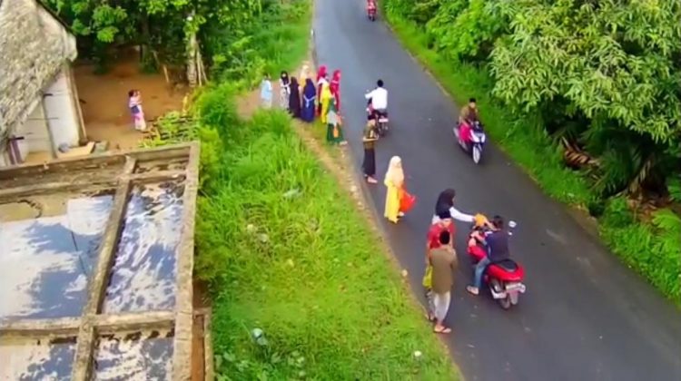 Berbagi takjil kelompok pemuda desa menginspirasi. (Foto : klikku.net/ist)