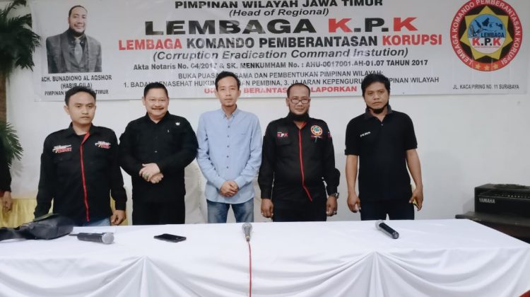 Kanan, Azis Bendahara Perkumpulan Jurnalis Bangkalan, bersama jajaran pengurus LSM pegiat antikorupsi Jawa Timur. (Foto : klikku.net / Anam)