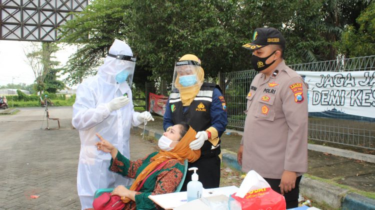 Polres bersama Pemkab Bangkalan lakukan screning dan rapid test di Pasar Ki Lemah Duwur. (Foto : klikku.net / ist)