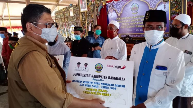 Simbolis peyerahan honor Guru Madin dan Ngaji di Pendopo Bupati Bangkalan. (Foto : klikku.net / Anam)