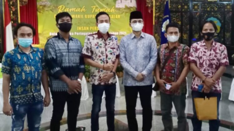 Dua dari kanan, R. Abd Latif Amin Bupati Bangkalan. (Foto : klikku.net / ist)
