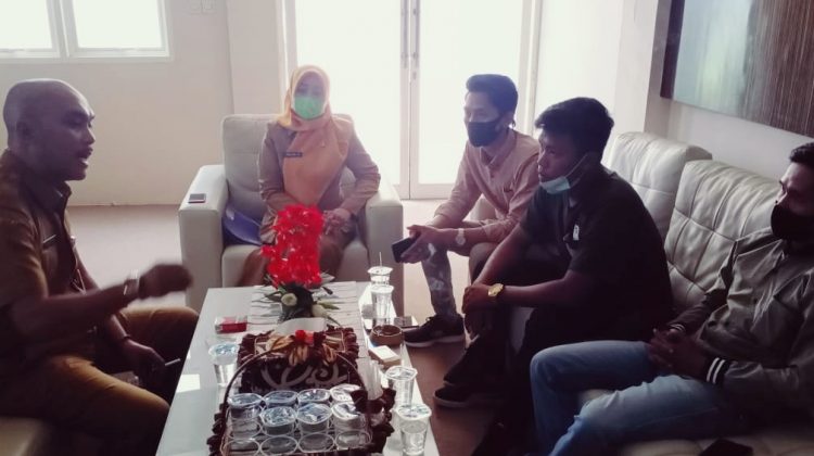 Kiri, Bambang Budi Kepala Dinas Pendidikan Kabupaten Bangkalan dihadapan awak media. (Foto : klikku.net / ist)
