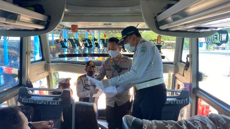 Tim gabungan yang dipimpin Kasat Lantas Polres Bangkalan saat lakukan razia. (Foto : klikku.net / ist)