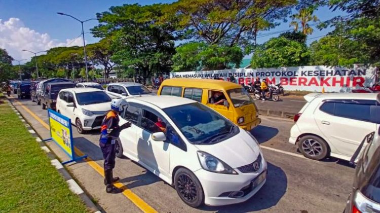 Penyekatan di kaki Suramadu sisi Surabaya. Dimana semua pengendara dari Madura yang hendak masuk Surabaya lewat Suramadu, harus menjalani tes usap antigen di lokasi penyekatan