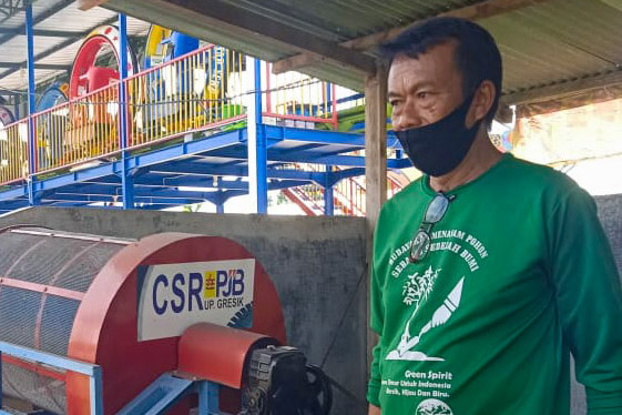 Ketua BUMDes Hendro Sari Aries Toteles saat mengoperasikan mesin pengolah sampah