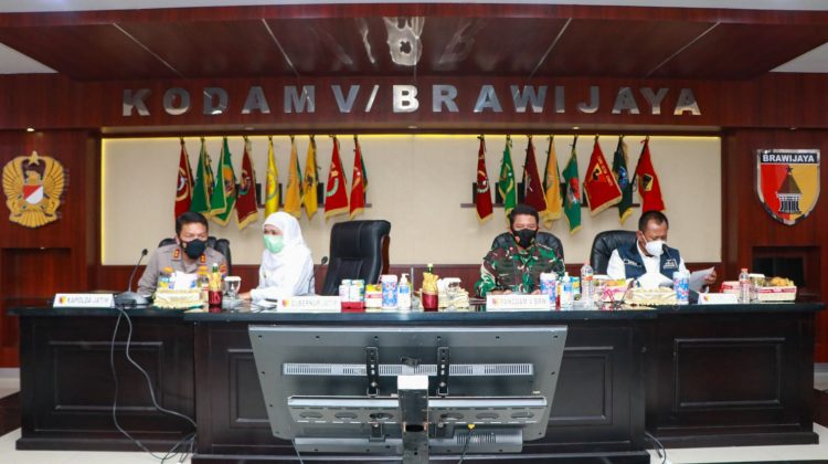 Forkopimda Jatim saat memimpin Rakor Penguatan PPKM Mikro 8 Desa di 5 Kecamatan Zona Merah Bangkalan
