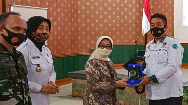 Bupati Jombang Mundjidah Wahab (2 kanan) saat memberikan penghargaan kepada Kasat Resnarkoba AKP Moch Mukid