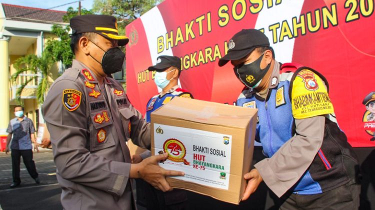 Wakapolrestabes Surabaya AKBP Hartoyo secara simbolis memberikan paket sembako pada personel Bhabinkamtibmas untuk didistribusikan pada masyarakat terdampak Covid-19