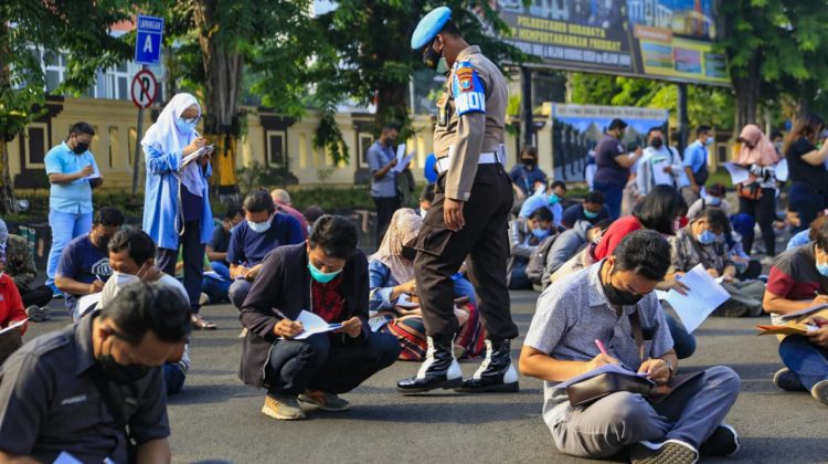 Masyarakat antusias ikuti vaksin di Gerai Vaksinasi Presisi Polrestabes Surabaya dengan tetap menjaga protokol kesehatan