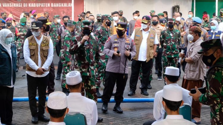 Panglima TNI dan Kapolri saat meninjau lansung kegiatan serbuan vaksinasi di Halaman Stadion Gelora Bangkalan. (Foto : klikku.net / ist)
