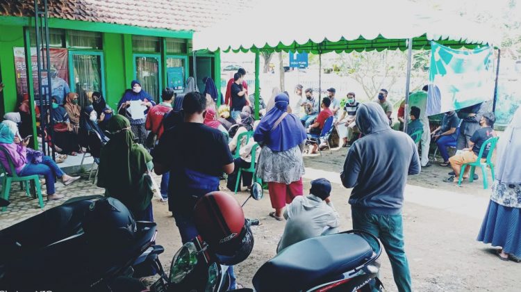 Pelayanan pemberian vaksin di Puskesmas Burneh, Kabupaten Bankalan. (Foto : klikku.net / Anam)