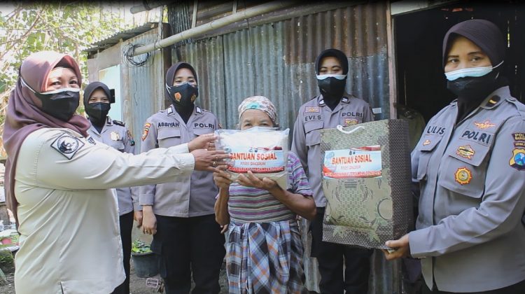 Polwan Polres Bangkalan bagikan bantuan sosial puluhan paket sembako pada warga. Selasa (13/07) pagi. (Foto : klikku.net / Humas Polres Bangkalan / Anam)