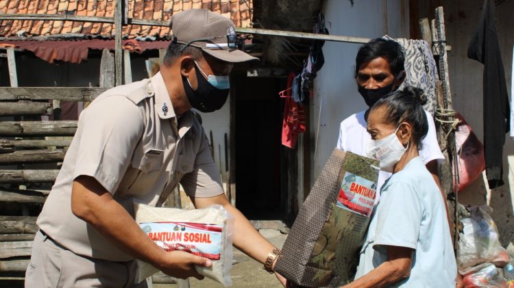 ASN Polres Bangkalan bagikan paket sembako door to door. (Foto : klikku.net / HumPolBkl / Anam)