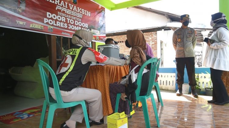 Sejumlah warga dengan antusias ikuti vaksinasi 