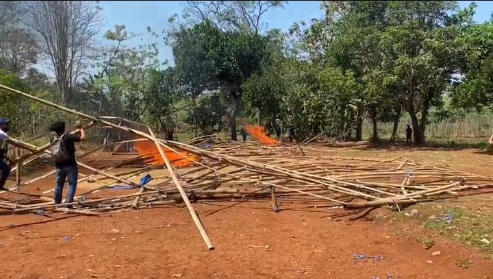 Polres Bangkalan musnahkan tempat judi sabung ayam di dua lokasi Kecamatan Labang dan Kecamatan Socah. (Foto: klikku.net / Anam / HumasPolresBkl)
