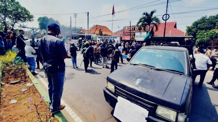 Aksi demo HMI Cabang Bangkalan atas lambannya waktu penerbitan sertifikat tanah oleh ATR/BPN Bangkalan (Foto : klikku.net / Anam)