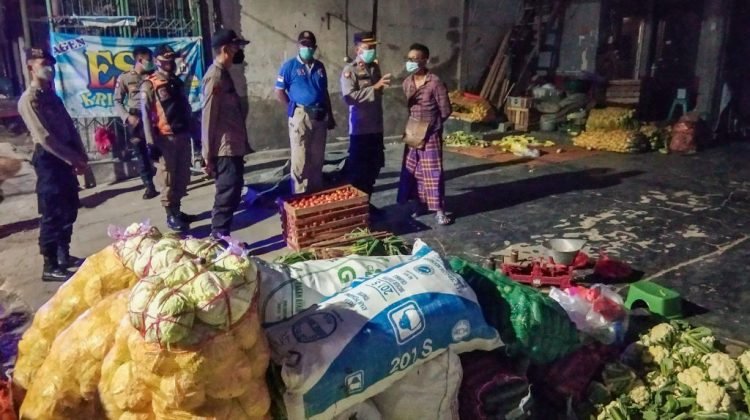 Petugas gabungan meminta pedagang sayuran di kawasan Pandegiling untuk mematuhi aturan PPKM Darurat