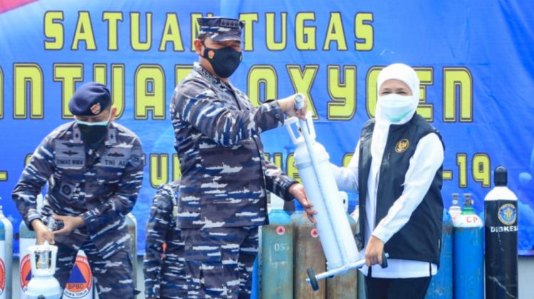 KSAL Laksamana TNI Yudo Margono, S.E.,M.M (tengah) secara simbolis menyerahkan tabung oksigen pada Gubernur Jatim Khofifah Indar Parawansa