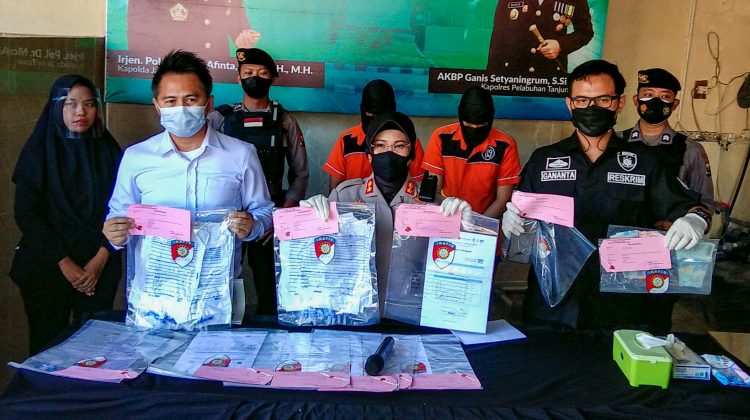 Kapolres Pelabuhan Tanjung Perak AKBP Ganis Setyaningrum (tengah) menunjukkan bukti-bukti pemalsuan hasil GeNose C19