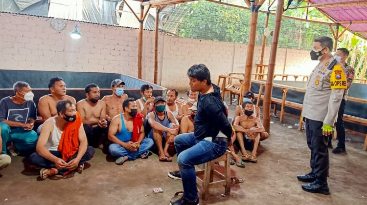 Kapolres Blitar AKBP Leonard M. Sinambela (kanan) saat mengamankan puluhan penjudi Sambung Ayam dimasa PPKM Darurat