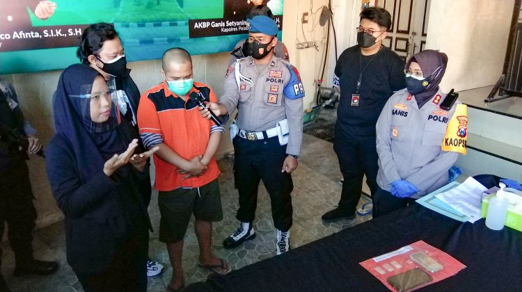 Tersangka Heru alias HR saat diamankan Sat Resnarkoba Polres Pelabuhan Tanjung Perak Surabaya