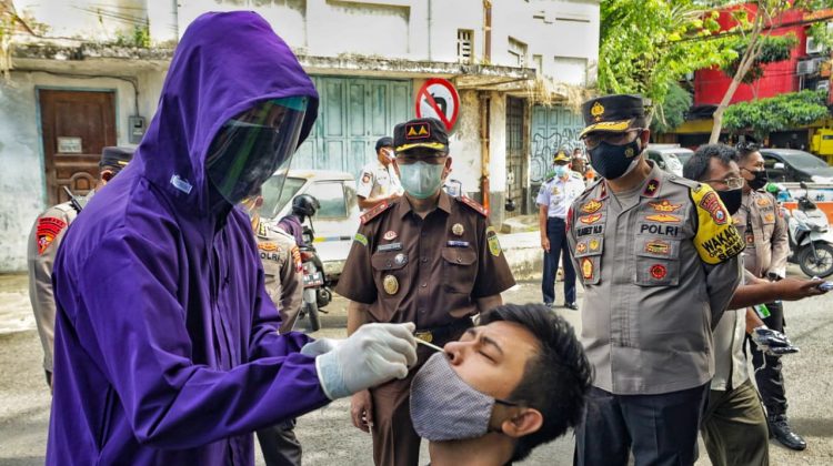 Wakapolda Jatim Brigjen Pol Slamet Hadi Supraptoyo dan Kajati Jatim Mohammad Dofir, saat peninjauan pelaksanaan PPKM Darurat di Surabaya