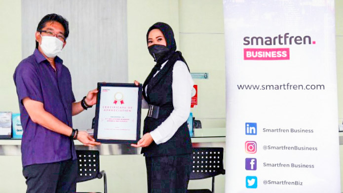 VP Sales Enterprise Smartfren Business Noertattu Supanery bersama Manager IT PT. Megatama Mandiri (Honda Megatama) Eko Priharyanto