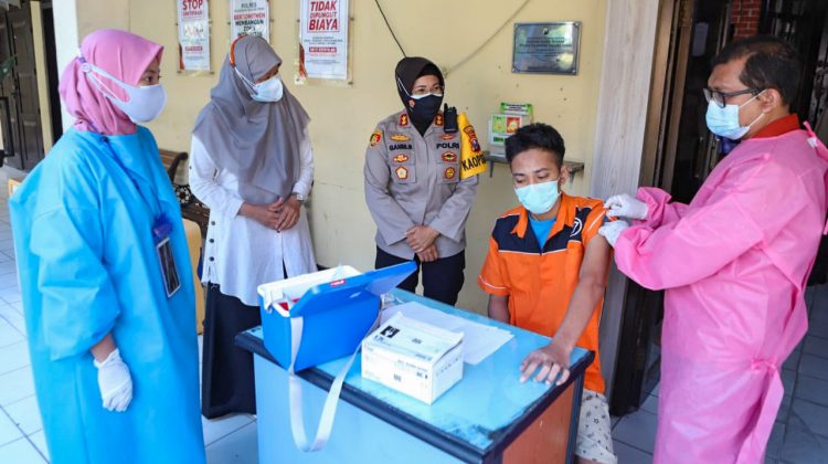 Kapolres Pelabuhan Tanjung Perak AKBP Ganis Setyaningrum (tengah) bersama Wakil Ketua DPRD Kota Surabaya Reni Astuti (2 kiri) saat memantau pelaksanaan vaksinasi tahanan