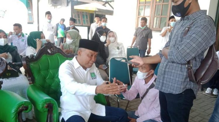 Syafiuddin DPR RI memberikan keterangan pers saat agenda perayaan harlah PKB Ke-23 di Kantor DPC PKB Bangkalan. (Foto : klikku.net / Anam)