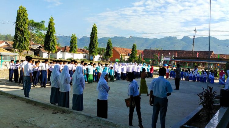 Momen pelaksanaan pengibaran bendera Yayasan Siratul Islam.