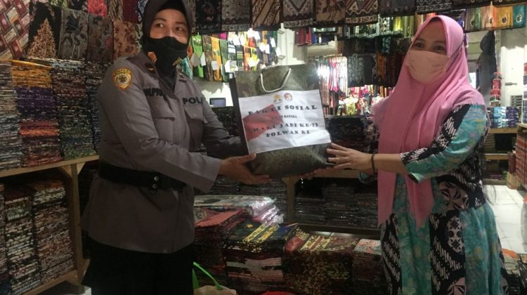 Peduli, Polwan Polres Bangkalan berikan paket sembako pada pelaku UMKM Batik.