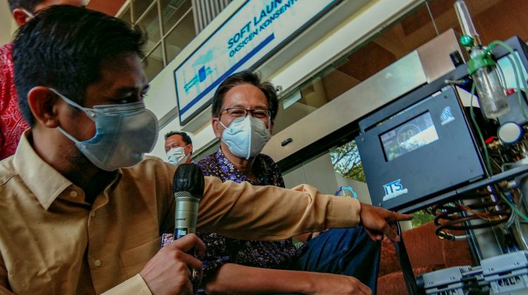 Fadlilatul Taufany (kiri) bersama Rektor ITS Prof Ashari, saat mendemokan OXITS di gedung Rektorat ITS